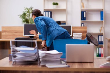 Ofiste çalışan genç bir erkek.