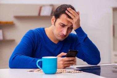 Evde acı çeken genç hasta adam.