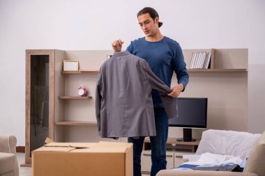 Genç adam yeni daireye taşınıyor.