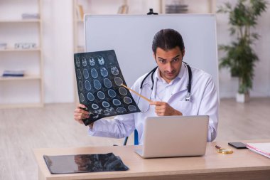 Klinikte çalışan genç bir erkek radyolog.