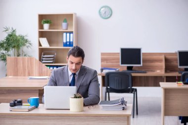 Ofiste çalışan genç bir erkek.