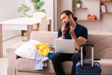 Genç adam eve dönüş yolculuğuna hazırlanıyor.