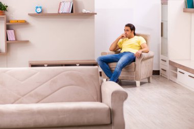 Salgın sırasında evde sıkıcı genç bir erkek öğrenci.