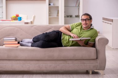 Evde sınava hazırlanan genç bir erkek öğrenci.