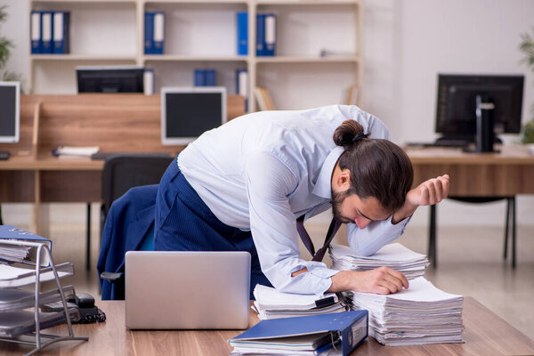 Молодой бизнесмен недоволен чрезмерной работой в