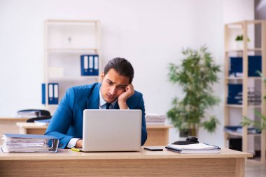 Genç işadamı aşırı çalışmaktan memnun değil.