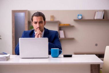 Salgın konsepti için evden çalışan genç erkek çalışanlar.