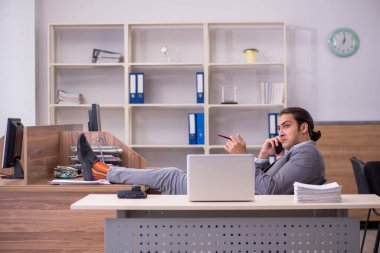 Ofiste çalışan genç bir erkek.