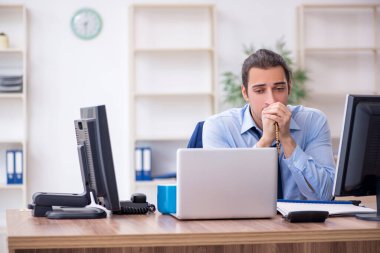 Genç bir erkek işçi aşırı işten memnun değil.