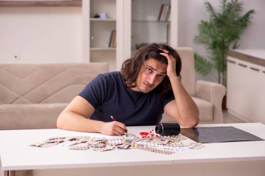 Evde acı çeken genç hasta adam.