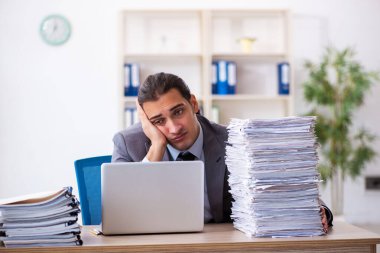 Genç bir erkek işçi aşırı işten memnun değil.