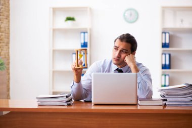 Zaman yönetimi konseptinde genç erkek çalışan