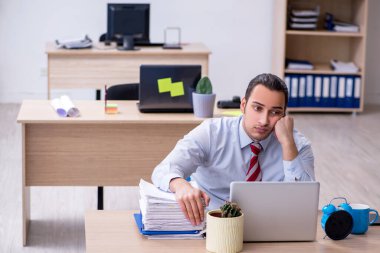 Zaman yönetimi konseptinde genç erkek çalışan