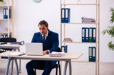 Ofiste çalışan genç bir erkek.