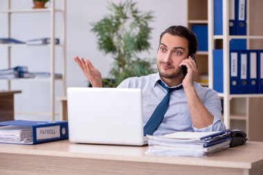 Ofiste çalışan genç bir muhasebeci.