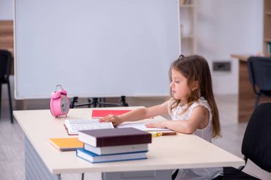 Evde sınava hazırlanan küçük kız.