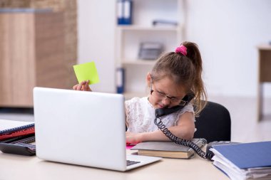 Ofiste çalışan komik küçük kız muhasebeci.