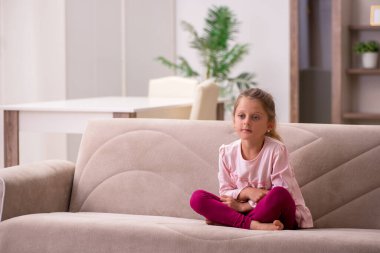 Küçük kız evde yalnız kalıyor.