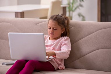 Evde tele-eğitim konsepti olan küçük bir kız