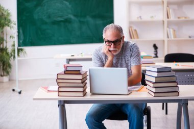 Tele-eğitim konseptinde eski erkek öğrenci