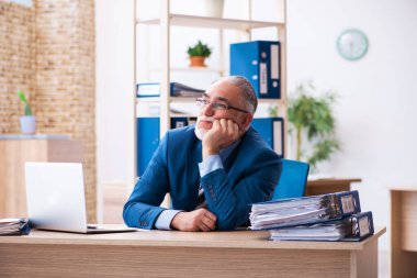 Yaşlı muhasebeci işyerinde aşırı çalışmaktan memnun değil.