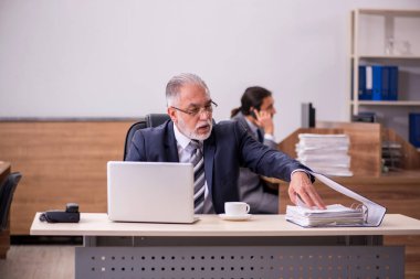 Eski patron ve genç erkek asistan ofiste.