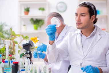 Laboratuvarda çalışan iki kimyager.