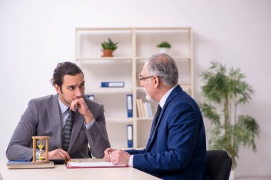 Zaman yönetimi kavramında iki işadamı