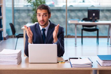 Ofiste çalışan genç bir erkek.