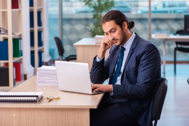 Ofiste çalışan genç bir erkek.