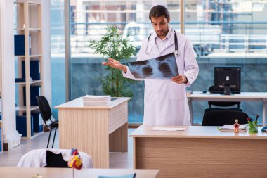 Klinikte çalışan genç bir erkek radyolog.