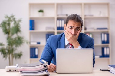 Ofiste çalışan genç bir erkek.