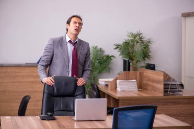 Ofiste kabadayılık taslayan genç bir işadamı.