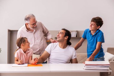 Salgın sırasında evde üç nesil