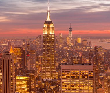 Günbatımında New York Manhattan 'ın gece manzarası