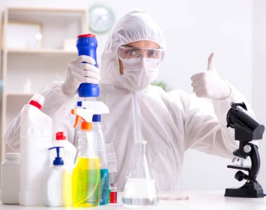 Kimyager banyo malzemelerinin kalitesini kontrol ediyor.