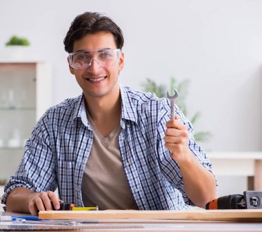 Marangozluk hobisi olan genç bir adam.