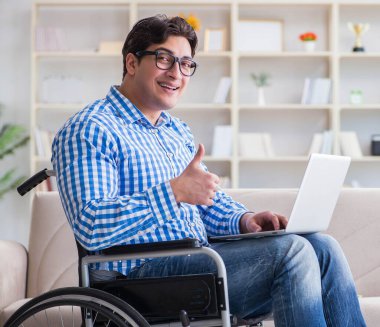 Tekerlekli sandalyedeki genç öğrenci