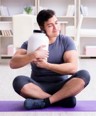 Sporda gıda takviyesi ve sağlıklı yaşam tarzı olan bir adam.