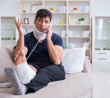 Araba kazasında yaralanan bir adam evinde iyileşme sürecinde.