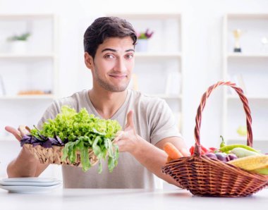 Sağlıklı beslenme ve beslenme konsepti olan genç bir adam