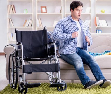 Evde iyileşen engelli adam