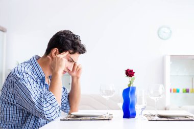 Bir erkek sevgilisiyle romantik bir randevuya hazırlanıyor.