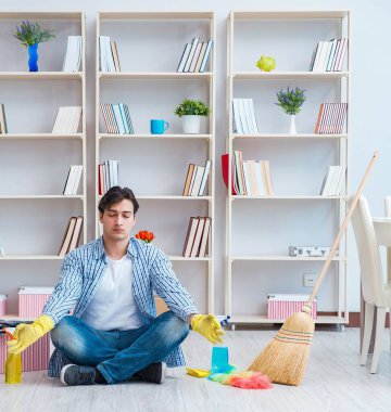 Adam evi temizliyor.