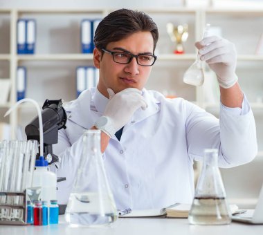 Genç araştırmacı bilim adamı bir su testi kirliliği araştırması yapıyor.