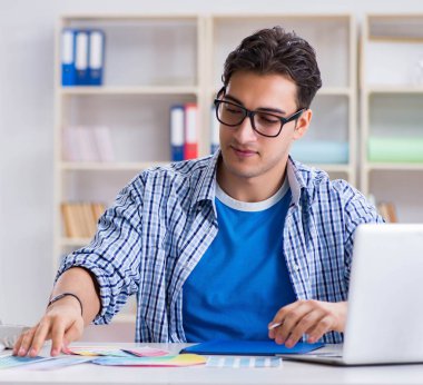 Genç tasarımcı yeni proje üzerinde çalışıyor ve renkleri seçiyor