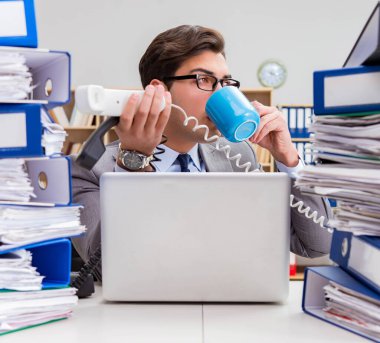 Aşırı çalışma nedeniyle stresli bir işadamı