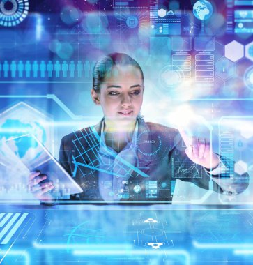 Büyük verilerle çalışan kadın analist