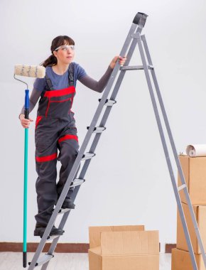 Yeni dairede resim yapan kadın ressam