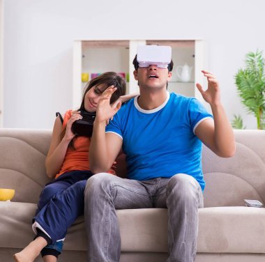 Adam sanal gerçeklik VR gözlükleriyle futbol izliyor.